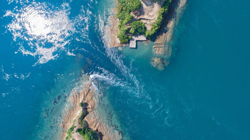 海の流れをドローンで空撮した画像